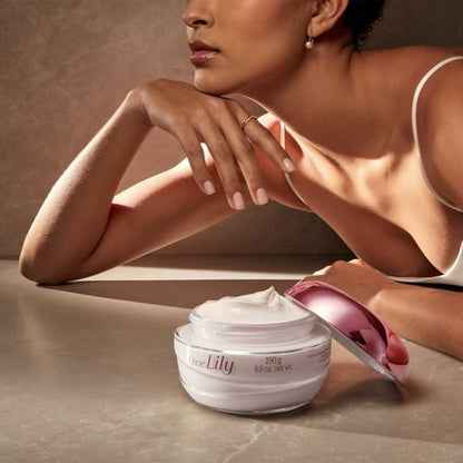 CREME ACETINADO DESODORANTE HIDRATANTE CORPORAL LOVE LILY 250G